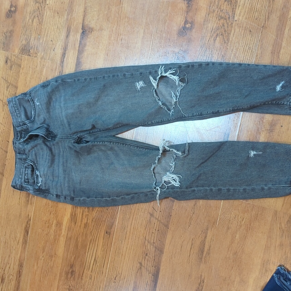 American Eagle High Rise Mom Jean (A6)